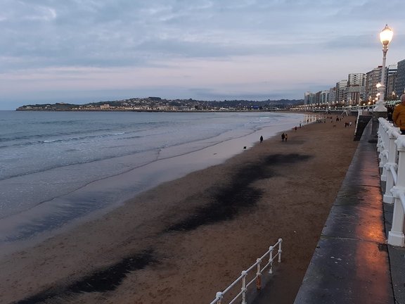 Playa de San Lorenzo en Gijón. / E.P.