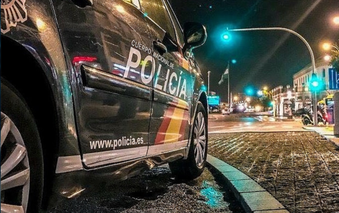 Un coche de la Policía Nacional patrullando en Santander. / E. PRESS