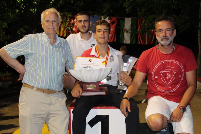 Tres generaciones de campeones: Ángel Lavín Trueba, Ángel Lavín Peñil, Marcos Lavín Peñil y Ángel Lavín Rivero, de izquierda a derecha. / ALERTA