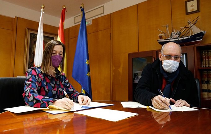 La consejera de Hacienda y el alcalde de Miengo durante la firma del convenio. / ALERTA