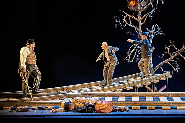 Escena de la obra de teatro ‘Esperando a Godot’ de Samuel Beckett. / ALERTA