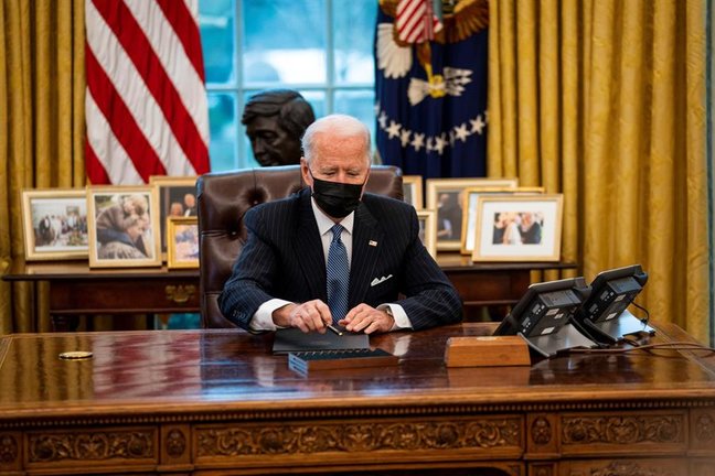 El presidente de Estados Unidos, Joe Biden, en el Despacho Oval de la Casa Blanca, en Washington (EE.UU.), hoy 25 de enero de 2021. EFE/Doug Mills
