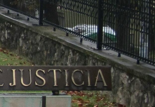 Vista de parte del cartel que está situado en la entrada de los juzgados de Santander. / ALERTA