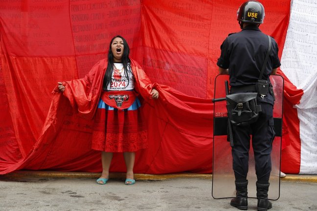 Una mujer protestando en Lima contra la práctica de la esterilización forzada. — Paolo Aguilar/EFE