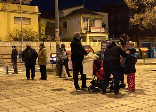 Vecinos se echan a la calle después de sentirse varios terremotos. EFE/Miguel Ángel Molina