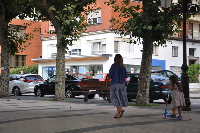 Una madre y su hija pasean por la Avenida de España en Torrelavega. / ALERTA