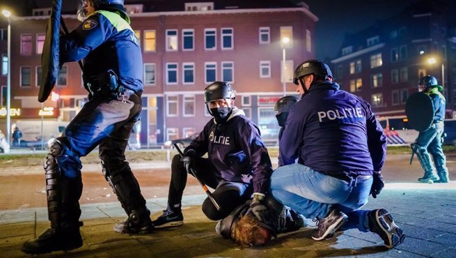 Momento de la detención de una persona en los Países Bajos.