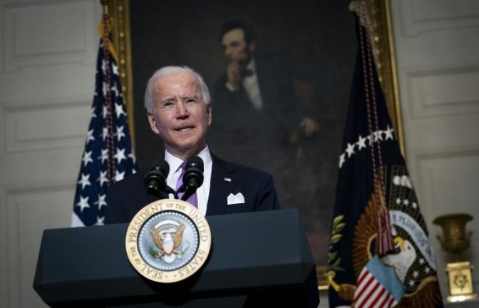 El presidente de Estados Unidos, Joe Biden (i), fue registrado este miércoles al fimar una orden ejecutiva que contiene su plan para enfrentar la crisis climática. EFE/ Anna Moneymaker