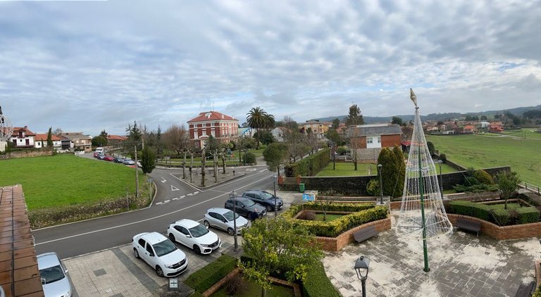 Imagen desde el Consitorio de Polanco donde se puede ver el patio que da acceso a la entrada. / J. Paradello