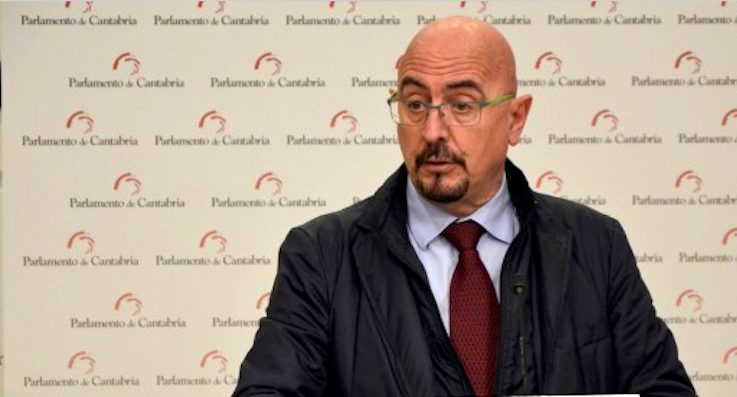 El diputado César Pascual en el Parlamento de Cantabria. / ALERTA