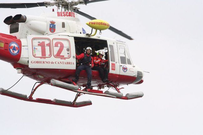El helicóptero del Gobierno de Cantabria rescata a dos jóvenes en los acantilados de Tagle.