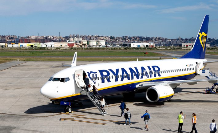 Avión Ryanair en el aeropuerto Seve Ballesteros de Santander. / AEE