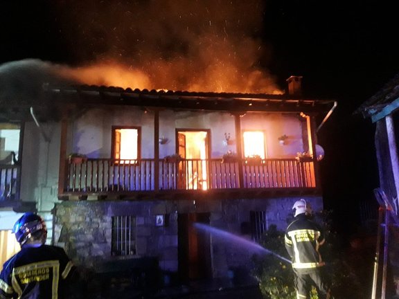 Incendio vivienda en Lloreda, Santa María Cayón.