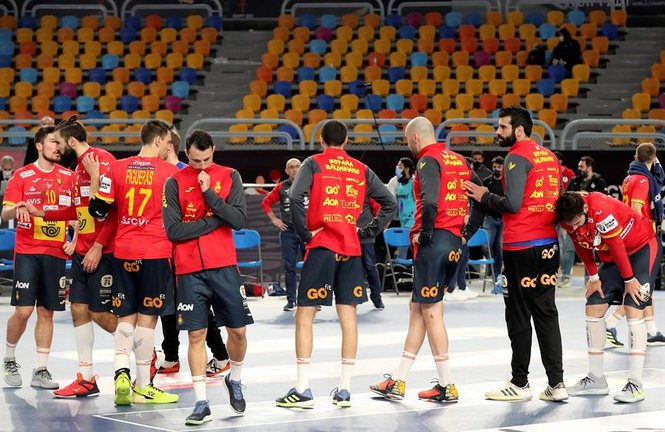 Los jugadores de la selección española tras el partido. / EFE