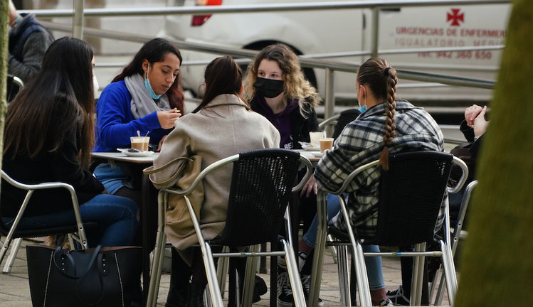 Varias jóvenes con mascarilla en una terraza del centro de Santander. / Hardy