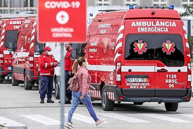 Una cola de ambulancias a la espera de poder entrar en el hospital Santa María en Lisboa. / TIAGO PETINGA