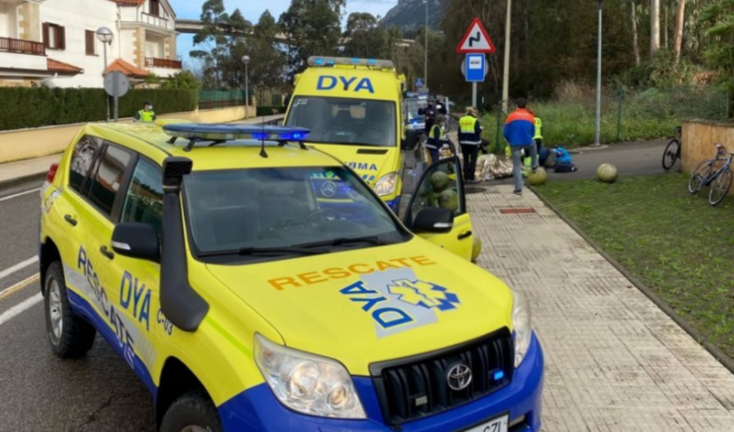 Las ambulancias de la DYA socorriendo a los cicilstas. / DYA