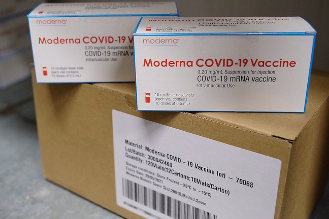 Cataluña ya dispone de las primeras 5.800 dosis de la vacuna de Moderna. / E. PRESS