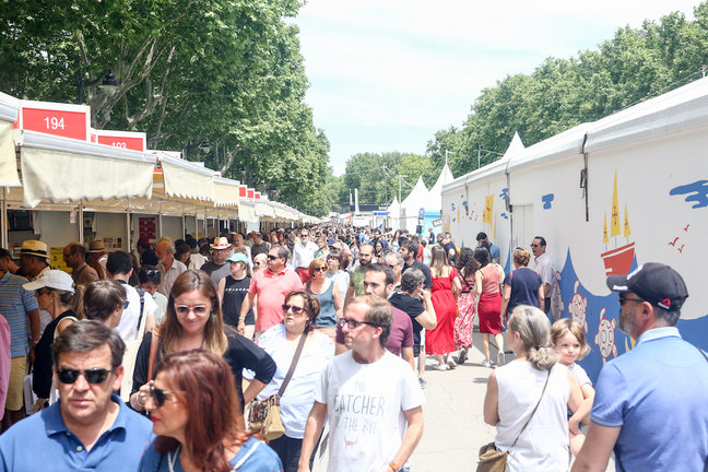 Visitantes paseando por la Feria del Libro de Madrid en junio de 2019. / E. PRESS