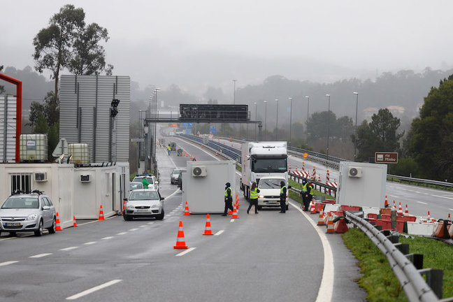 Control policial en la frontera del Puente Internacional Tui-Valença, en Pontevedra, Galicia. / E. PRESS