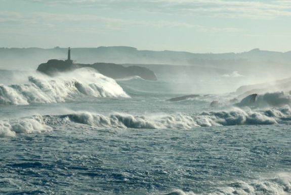 Las olas superan los 9 metros en Santander.