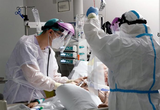 Médicos de UCI atienden a un paciente de Coronavirus. EFE/Juan Carlos Cárdenas/Archivo