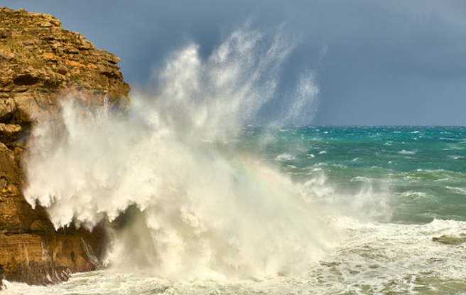 Una ola rompe contra la costa cántabra en la zona de Suances. / ALERTA