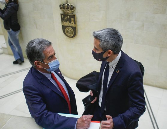 El presidente de Cantabria y el vicepresidente de la región, M.A. Revilla y Pablo Zuloaga durante la sesión parlamentaria. / ALERTA