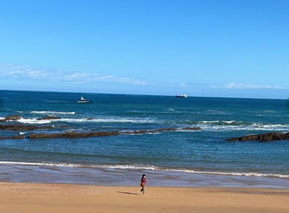 Patrulla del mar en la costa de la playa del Camello en Santander. / ALERTA