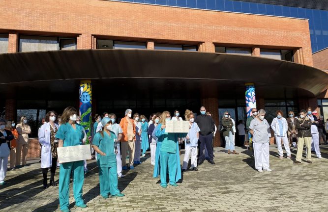 Protesta de los sanitarios de los hospitales de Sierrallana por el retraso en sus segundas dosis de la vacuna contra el coronavirus. / ALERTA
