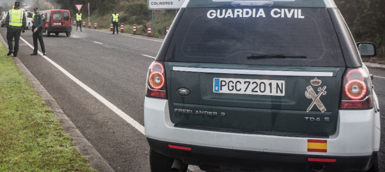 Control de la Guardia Civil en uno de la salida de uno de los municipios confinados. / ALERTA