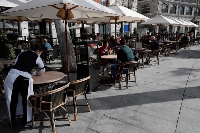 Varias personas disfrutan de una terraza de una cafetería en Madrid este viernes. EFE/Mariscal