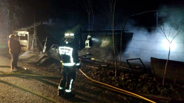 Los bomberos del Servicio de Emergencias 112 del Gobierno de Cantabria ha extinguido esta madrugada un incendio declarado en un cobertizo de La Encina, en Santa María de Cayón.