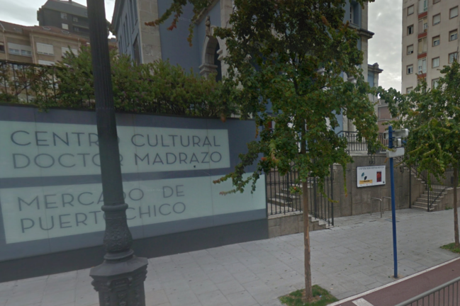 Vista del cartel donde se puede leer Mercado de Puertochico en Santander.
