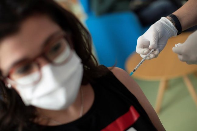Enfermeras jubiladas vacunan a sus compañeros en dos hospitales de Barcelona. EFE/Marta Pérez/Archivo