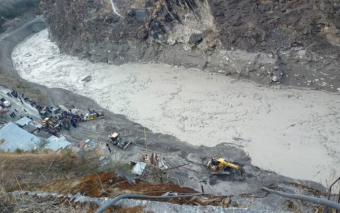 Operación de rescate cerca de la central de Dhauliganga tras la avalancha, este domingo en la aldea de Reni, en la India.ARVIND MOUDGIL / EFE