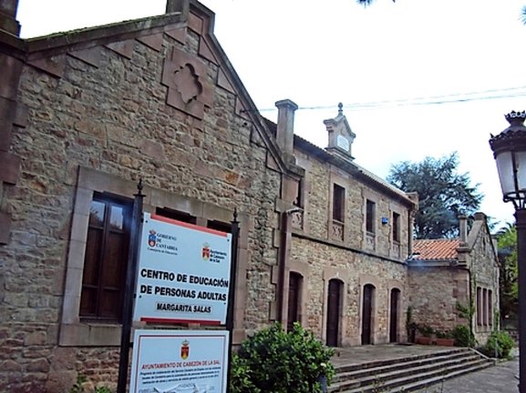 Edificio que alberga actualmente la Escuela de Adultos de Cabezón. / Saja