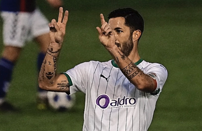 Álvaro Cejudo señala el número 21 de su amigo y excompañero Figueras tras marcar su gol. / Hardy
