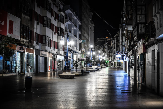 Vista de la calle Burgos en el centro de Santander durante el toque de queda impuesto por el Gobierno regionalista. / Hardy