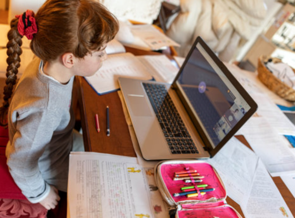 Una niña estudia a través del ordenador durante la cuarentena que está atravesando. / ALERTA