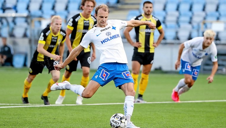 Lars Gerson, que tiene buen golpeo de balón, ejecutando un penalti. / dagens nyheter