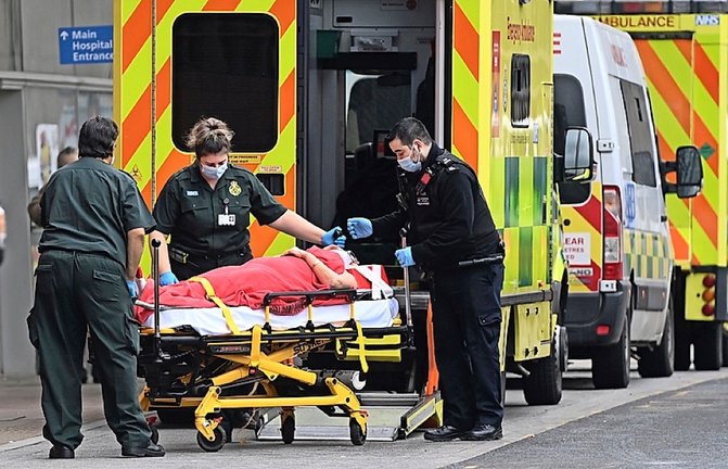 El personal de una ambulancia lleva a un paciente al hospital Royal London en Londres, Gran Bretaña, 04 de febrero de 2021. / EFE/EPA/ANDY RAIN