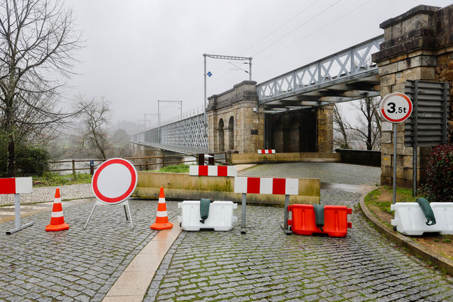 Frontera del Puente Internacional Tui-Valença cortada al paso, en Pontevedra, Galicia, a 31 de enero de 2021. Los controles entraron en vigor la pasada madrugada hasta el 10 de febrero en la frontera interior terrestre, con el objetivo de ayudar a control