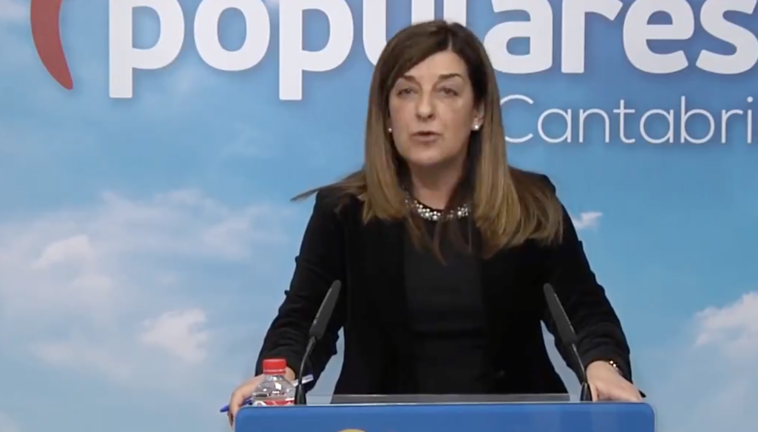 La presidenta del PP de Cantabria, María José Sáenz de Buruaga durante la rueda prensa. / ALERTA
