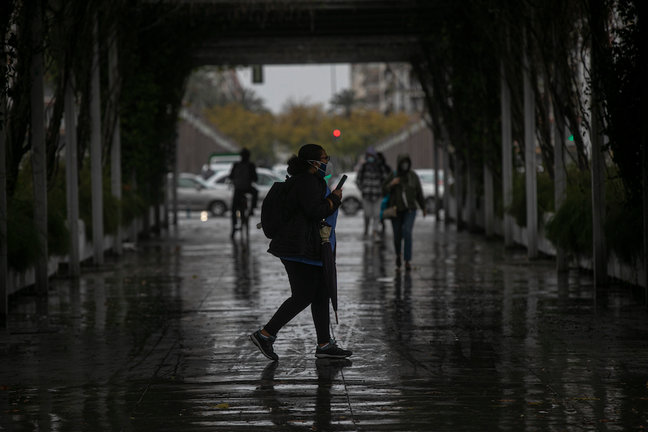 Peatones con paraguas durante un día lluvioso y con rachas de viento en la provincia. En Sevilla (Andalucía, España), a 09 de febrero de 2021. /María José López / E. Press