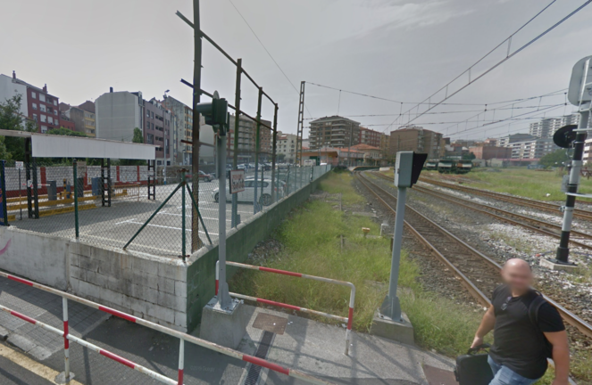 Vista de las vías del tren y el aparcamiento que está situado junto a la estación de trenes de la ciudad. / ALERTA