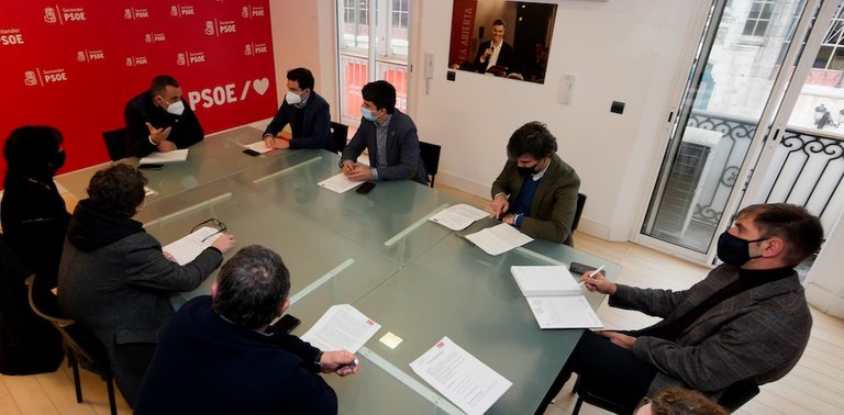 Un instante de la reunión del los respresentantes del PSOE y agentes sociales. / ALERTA