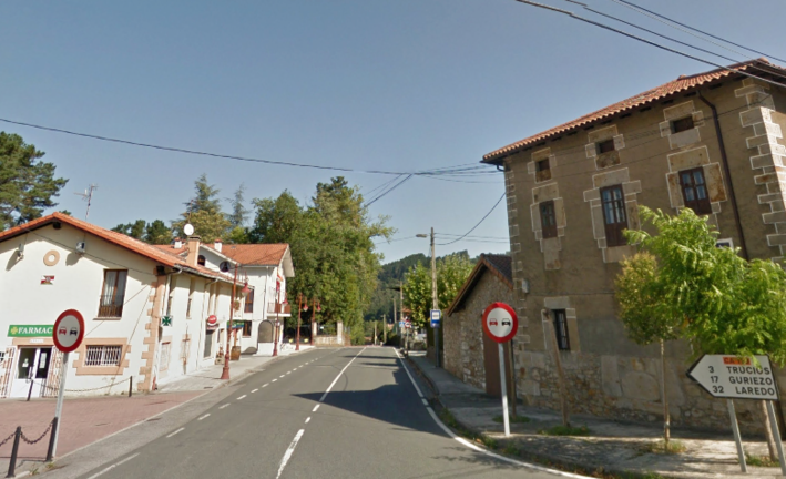 Vista de una calle en el Valle de Villaverde, Cantabria. / ALERTA