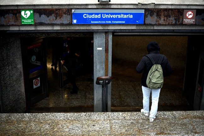 Un estudiante entra al metro de Ciudad Universitaria el primer día de reapertura de la UCM tras la gran nevada registrada por el paso de 'Filomena' en Madrid