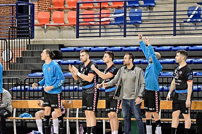 Jugadores del Sinfín celebran una buena actuación de su equipo desde el banquillo junto a su entrenador Víctor Montesinos. / F. Álvarez